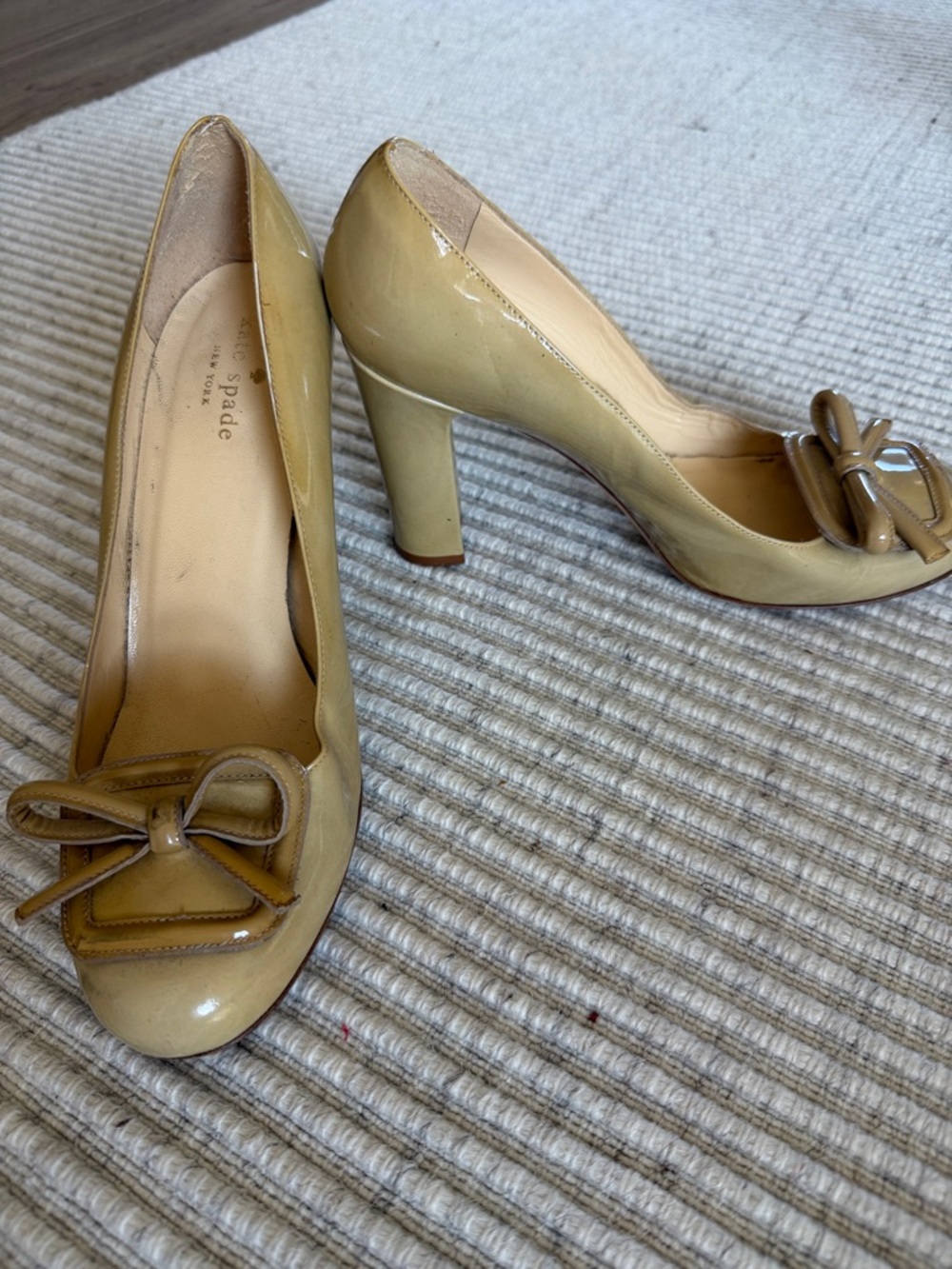 Kate Spade Beige Patent Leather Bow Pump size 8, made in Italy